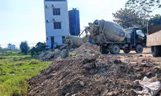 Khởi tố chủ trạm trộn bê tông đổ trộm 150 tấn chất thải xuống ruộng
