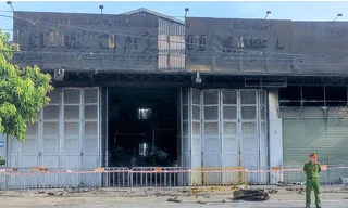 Công an điều tra vụ cháy gara ô tô khiến một người tử vong, 6 ô tô bị thiêu rụi