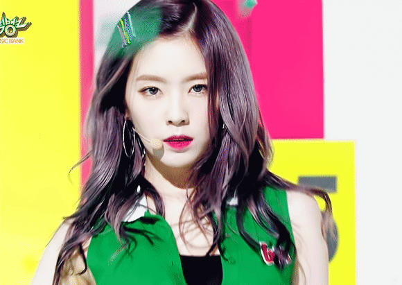 Vài giây làm nên "huyền thoại kết màn" của Irene tại sân khấu Russian Roulette ở Music Bank (2016) Vài giây làm nên "huyền thoại kết màn" của Irene tại sân khấu Russian Roulette ở Music Bank (2016)