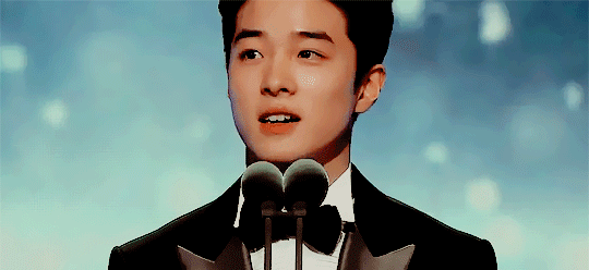 Khoảnh khắc gây sốt của mỹ nam tại lễ trao giải KBS Drama Awards 2018 "đốn tim" người hâm mộ. - Gif: Kdrama Kisses.