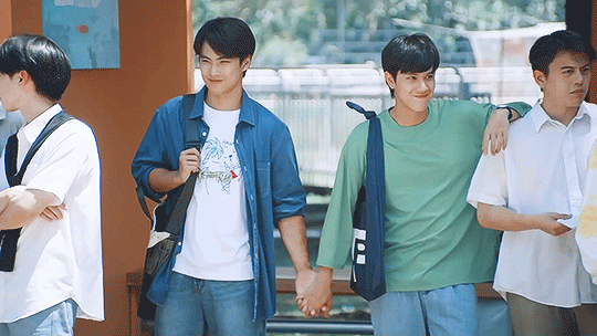 Những cảm xúc e ngại, lén lút của tình yêu tuổi mới lớn... Những cảm xúc e ngại, lén lút của tình yêu tuổi mới lớn...