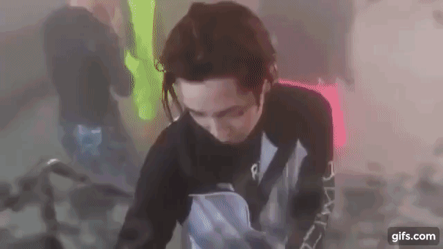 Hay thậm chí, Jeonghan còn lén lút hạ vạch kẻ để dễ dàng chiến thắng hơn trong cuộc thi đổ nước vào xô.