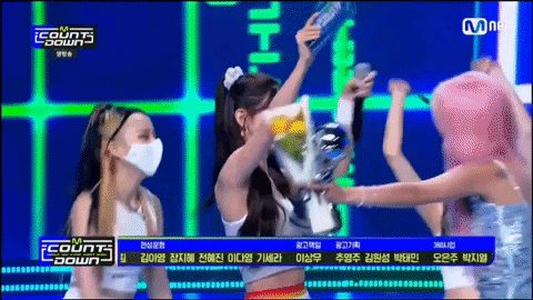 Miyeon hứng khởi trao cho Soyeon một cái ôm thắm thiết sau màn trao cúp. - Ảnh: Twitter HeyPuckie.