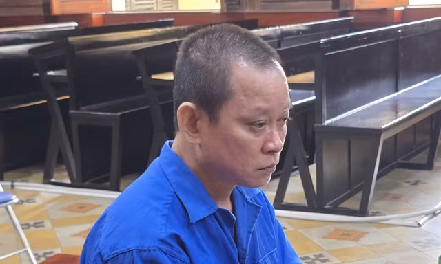 Hà Vĩ Hùng tại phiên tòa.