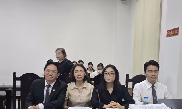 Bị đơn và các luật sư tại tòa.