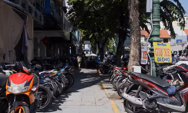 Một đoạn vỉa hè khu vực phường Bến Thành.
