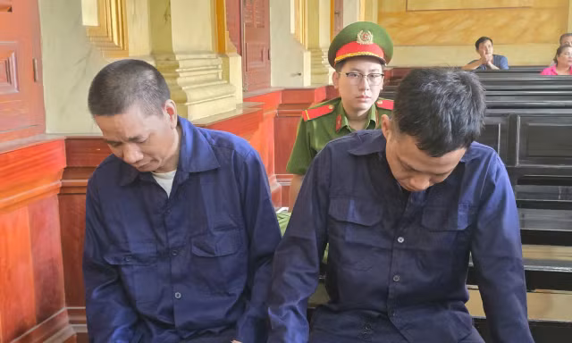 Hai bị cáo tại phiên tòa.