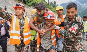 Khoảnh khắc cứu 2 công nhân thủy điện ở Nepal 9 ngày sau thảm họa lũ quét.