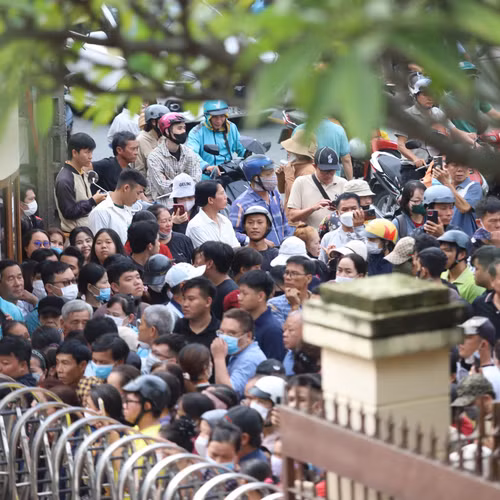 VIDEO: Hàng trăm người dân đến theo dõi phiên xét xử vụ thảm án ở Đồng Nai