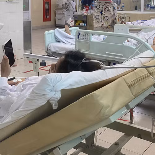 Cấp cứu 2 nạn nhân sống sót trong vụ cháy 5 người chết ở Tây Hồ