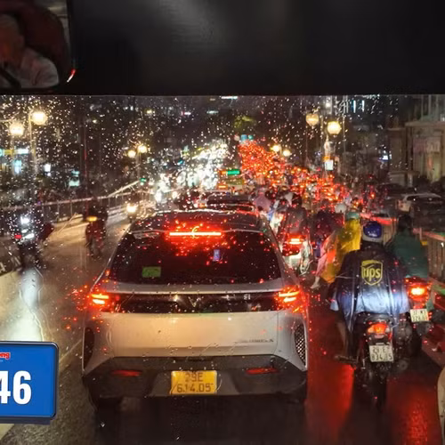 Buýt nhanh BRT bị vây hãm ở các nút giao vào giờ tan tầm thế nào?