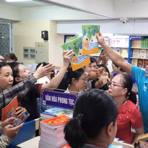 Toàn cảnh vụ khủng hoảng sách giáo khoa khiến học sinh, phụ huynh lao đao