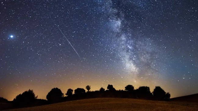 Mưa sao băng Perseids là trận mưa sao băng nổi tiếng nhất và có cường độ lớn nhất trong năm. (Ảnh: Tito Garcia / 500px) 1.jpg