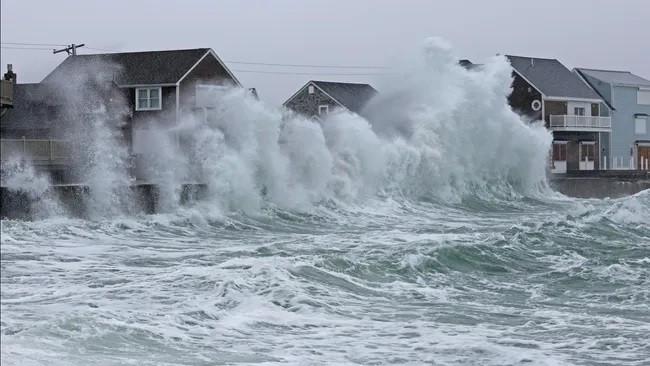 Sóng đánh vào nhà cửa trong cơn bão đông bắc ở Scituate, MA vào tháng 2 năm 2024. (Ảnh: Matt Stone/MediaNews Group/Boston Herald) 1-3091.jpg