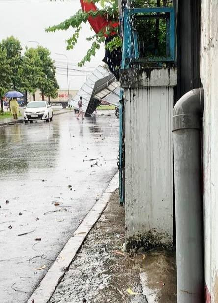 Gió lớn làm bay mái tôn