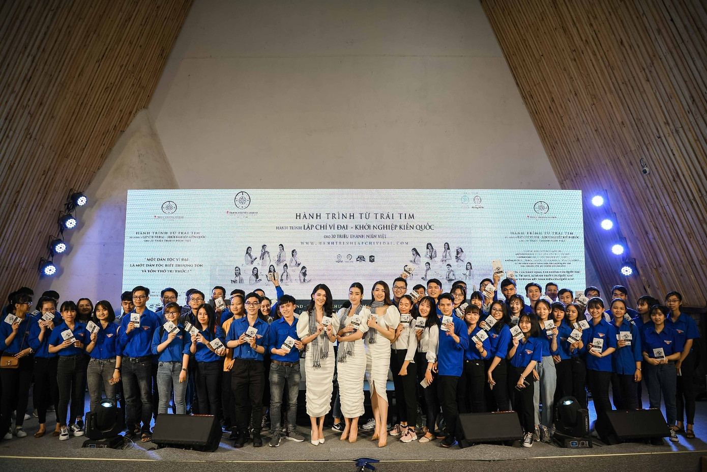 Chương trình “Hành Trình Từ Trái Tim” của Trung Nguyên Legend triển khai hơn 10 năm qua, đã trao tặng hàng triệu cuốn sách quý, khuyến khích tinh thần tự học, tự rèn luyện, trau dồi tri thức cho các thế hệ thanh niên, học sinh – một hoạt động của Hành trình tại Bảo tàng Thế giới Cà phê. hinh-2-chuong-trinh-hanh-trinh-tu-trai-tim-cua-trung-nguyen-legend-trien-khai-hon-10-nam-qua.jpg