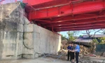Kiểm tra thực tế tại chân cầu Bằng Giang. Ảnh: K.V