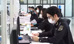 Công chức hải quan khu vực VI- Lạng Sơn thực hiện công việc tại cửa khẩu. Ảnh: T.H
