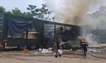 Hiện trường vụ cháy xe ô tô chở số lượng lớn hàng không rõ nguồn gốc. Ảnh: H.L