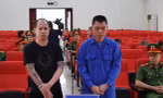 Hai bị cáo Khánh và Thành ra tòa lĩnh án. Ảnh: B.T