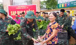 Trao gửi rau, củ cho người dân vùng lũ. 