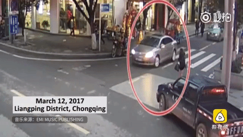 Cô gái tung tiền khắp đường vì buồn chán