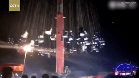 Chiếc đu đang chạy thì bất ngờ lao xuống đất