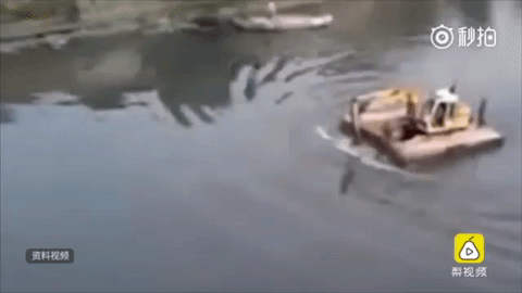 Người công nhân dùng luôn gầu xúc làm mái chèo