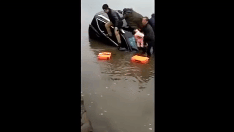 Ô tô chìm nghỉm, ông bố ném con vào bờ