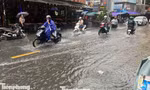 Mưa 'vàng' giải nhiệt gây ngập trên phố đi bộ ở trung tâm TPHCM