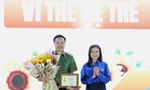 Trung tướng Mai Hoàng nhận Kỷ niệm chương 'Vì thế hệ trẻ'