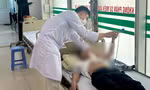 Nam shipper bất ngờ lao vào ô tô do say nắng khi đang đi giao hàng