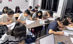 Học sinh học thêm đến đêm muộn tại một trung tâm luyện thi ở Tam Hưng (Hà Nội) 