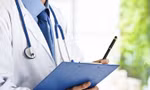 Một bác sĩ bệnh viện công bị cảnh cáo vì giới thiệu bệnh nhân ra phòng khám tư xét nghiệm