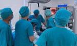 Bé 8 tháng tuổi nuốt phải bông tai sắc nhọn
