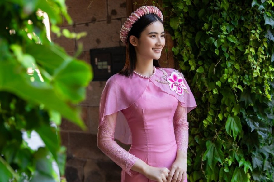 Hoa hậu Ý Nhi đẹp dịu dàng trong bộ ảnh áo dài chụp tại Đại học Sydney