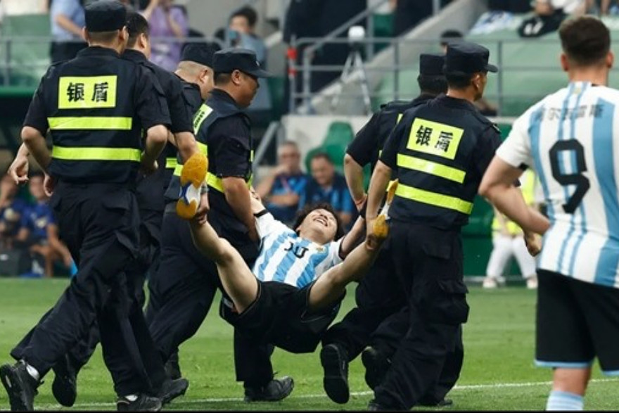 Cái kết dành cho "fan cuồng" chạy vào sân để ôm Lionel Messi