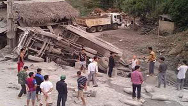 Chiếc xe bị gãy trục rồi lật nhiều vòng. Ảnh: Lam Sơn.