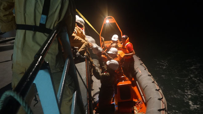 Tàu SAR 412 trong một lần tiếp cận tàu bị nạn giữa biển. Ảnh: Danang MRCC cung cấp. 