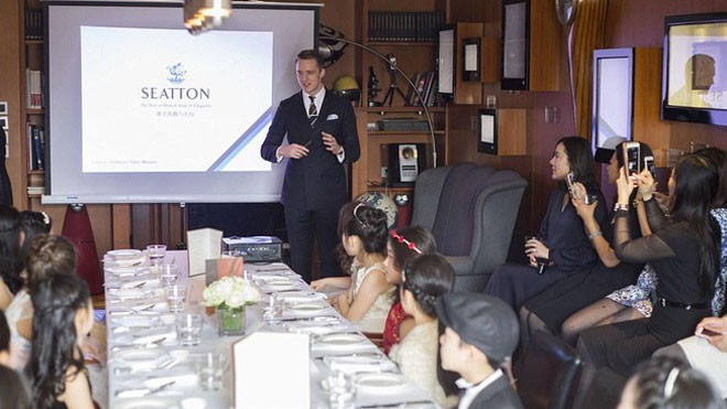 Theo QQ, khóa học do David Charles, một nhãn hiệu quần áo trẻ em cao cấp của Anh tổ chức, có tên "Nghi thức Quý tộc Anh". Đối tượng là trẻ từ 7-12 tuổi, con em các gia đình giàu có ở Trung Quốc. 