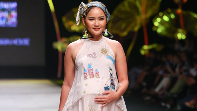 Phan Như Thảo bế bụng bầu đi catwalk