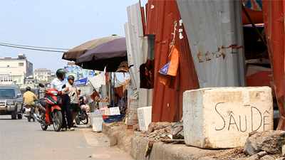 Chợ sâu bọ dài khoảng 1km, mở cửa từ 8h sáng đến khoảng 19h hàng ngày