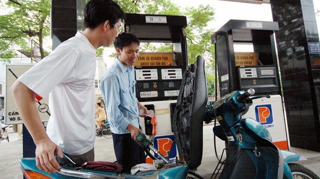 Người tiêu dùng sắp được lợi nhờ doanh nghiệp nước ngoài nhảy vào thị trường xăng dầu. Ảnh: TL