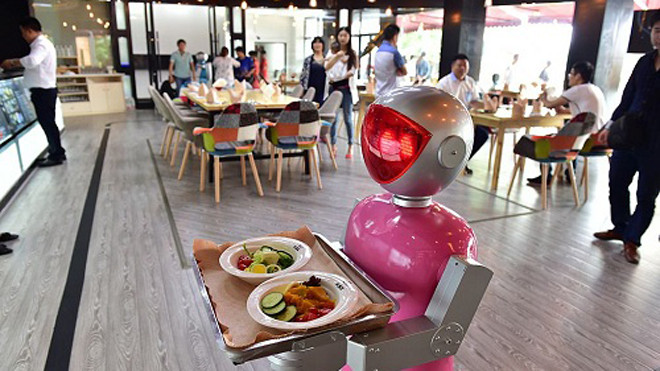 Robot bồi bàn được thiết kế bắt mắt, có khả năng tránh trẻ em và thực khách đang rời khỏi bàn của mình. Ảnh: Eater