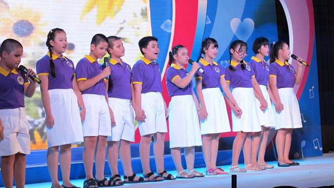 Các học sinh khiếm thị biểu diễn văn nghệ trong chương trình