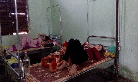 Các bệnh nhân đang được cấp cứu tại Trạm Y tế xã Phúc Trạch