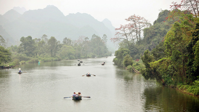 Khung cảnh tuyệt đẹp bên dòng suối Yến mùa hoa gạo nở khiến du khách đi trẩy hội chùa Hương không khỏi nao long