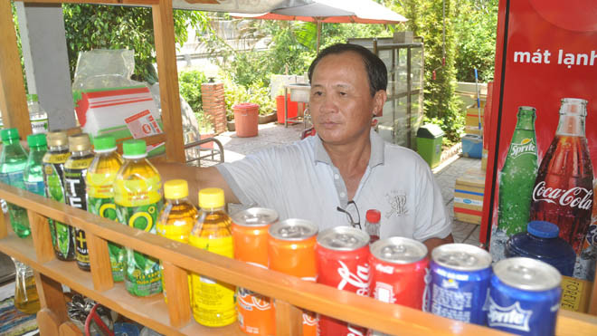 Ông chủ quán cà phê Xin Chào chỉ mong được yên ổn làm ăn, và đề nghị được trả lại số tiền ông đã đóng phạt trước đó. Ảnh Việt Văn