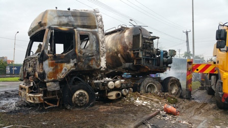 Hai chiếc xe trơ khung sau vụ va chạm