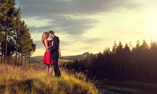 Những nhân tố sinh học như gene góp phần quyết định độ tuổi quan hệ tình dục lần đầu của một người. Ảnh: Wallpapers.